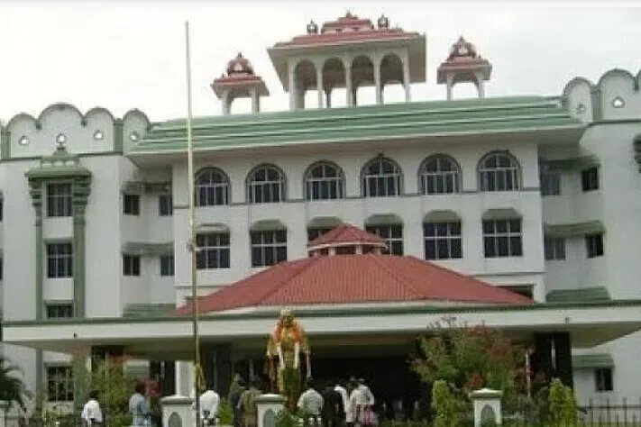 கரூர் நெரிசலில் பாதிக்கப்பட்டோருக்குத் தற்காலிக அரசுப் பணி வழங்கலாம்: நீதிமன்றம்