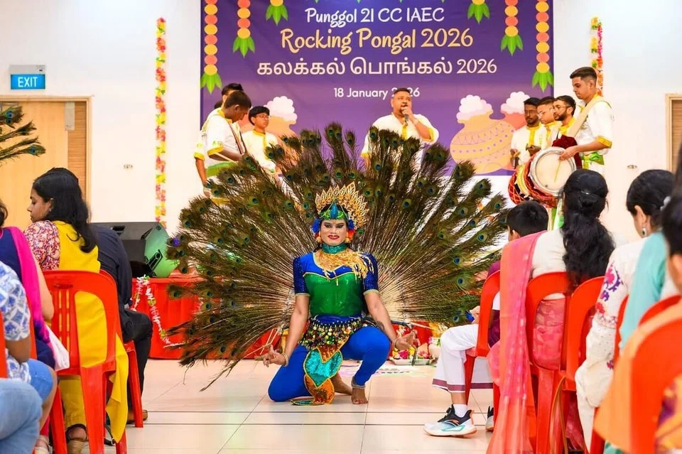 பொங்கோல் 21 சமூக மன்றத்தில் ஜனவரி 18 நடைபெற்ற ‘ராக்கிங் பொங்கல்’ நிகழ்ச்சியில் உறுமி மேளத்துடன் கூடிய மயிலாட்டம். 