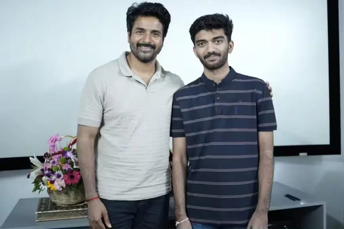உலகச் சதுரங்க வெற்றியாளரைச் சந்தித்துப் பரிசளித்த சிவகார்த்திகேயன்