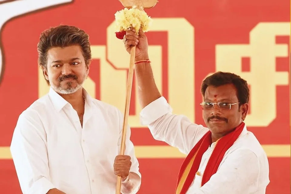 வேலூரில் நடைபெற்ற தவெக நிர்வாகிகள் கூட்டத்தில் அக்கட்சித் தலைவர் விஜய்க்கு, நிர்வாகிகள் வெற்றிக்கான அடையாளமாக வேலாயுதத்தைப் பரிசளித்தனர்.