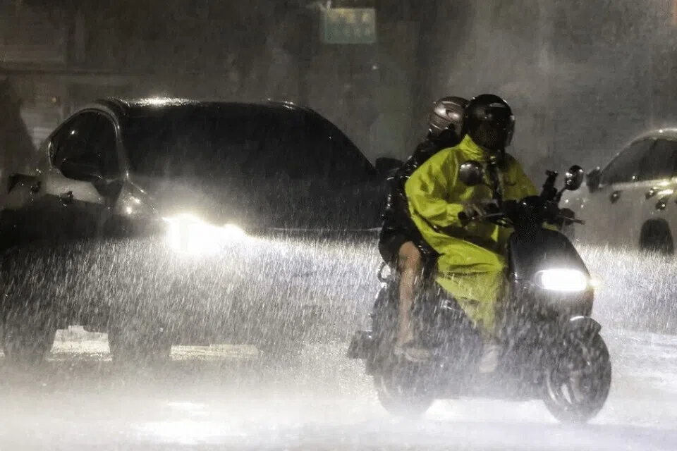 பிலிப்பீன்ஸ், தைவானை நோக்கி நகர்கிறது ரகாசா சூறாவளி