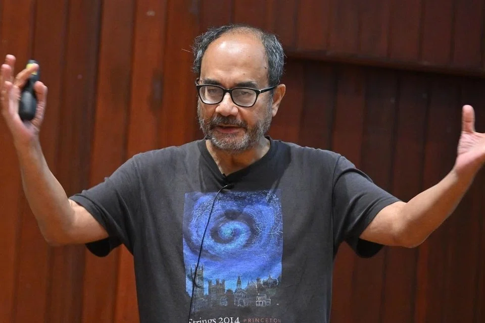ஸ்டாக்ஹோம் பல்கலைக்கழகம், ராயல் சுவீடிஷ் அறிவியல் அகாதமியின் நோபல் இயற்பியல் குழு இணைந்து இந்த விருதை வழங்குகின்றன.