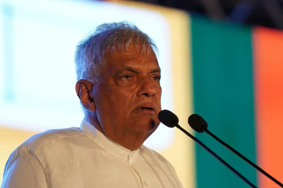 இலங்கை முன்னாள் அதிபர் ரணில் விக்ரமசிங்க 2024ஆம் ஆண்டு செப்டம்பர் 17ஆம் தேதி நடைபெற்ற தேர்தல் பிரசாரக் கூட்டத்தில் ஆதரவாளர்களிடம் உரையாற்றும் காட்சி.