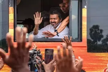 கோவை வழியாக ஈரோடு வந்து சேர்ந்த விஜய், தொண்டர்கள் மத்தியில் உற்சாகமாக உரையாற்றினார்.