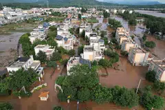 பெய்ஜிங்கின் புறநகர்ப் பகுதியில் ஜூலை 28ஆம் தேதி   கனமழை பெய்ததை அடுத்து குடியிருப்பு வட்டாரங்களில் மழை நீர் தேங்கிக் காணப்பட்டது. பல்லாயிரக்கணக்கானோர் பாதுகாப்பான இடங்களுக்கு வெளியேற்றப்பட்டனர்.