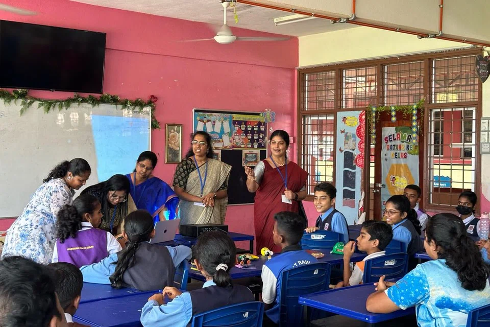 ஈப்போவிலுள்ள ரவாங் (தமிழ்) தொடக்கப்பள்ளியில் தேசியக் கல்விக்கழக மாணவர்களின் நுண்ணிலைக் கற்பித்தல் பாடம்.
