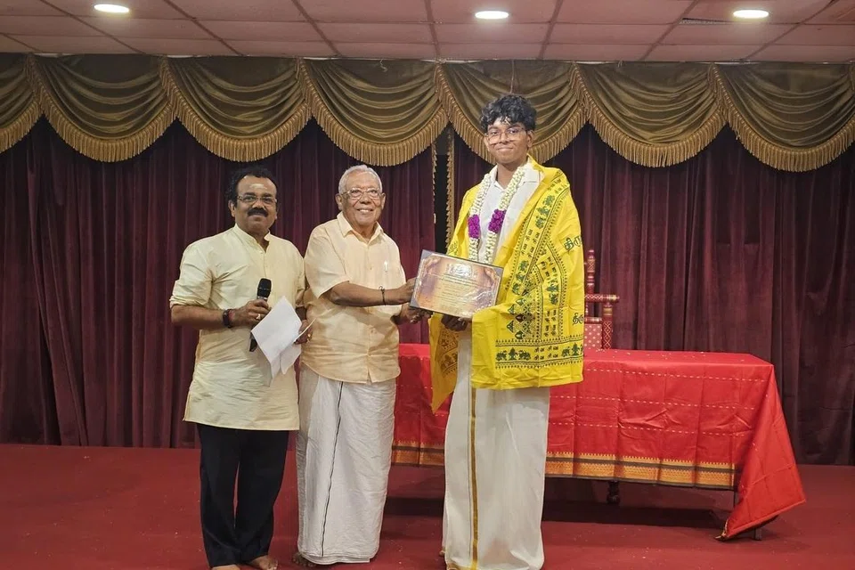 திருப்பாவை உள்ளிட்ட இலக்கிய, சமய நூல்களைக் கற்றுள்ள தேசிய தொடக்கக் கல்லூரி மாணவர் ரிஷி குமாருக்கு ‘திருமுறை கற்றுவல்லார்’ விருது வழங்கப்பட்டது. 