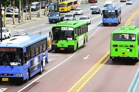 தென்கொரிய அரசாங்கம், பொதுப் போக்குவரத்து ஐந்து நாள்களுக்கு ஒருமுறை மட்டும் செயல்படும் கட்டுப்பாட்டைத் கடந்த வாரம் அமல்படுத்தியது.