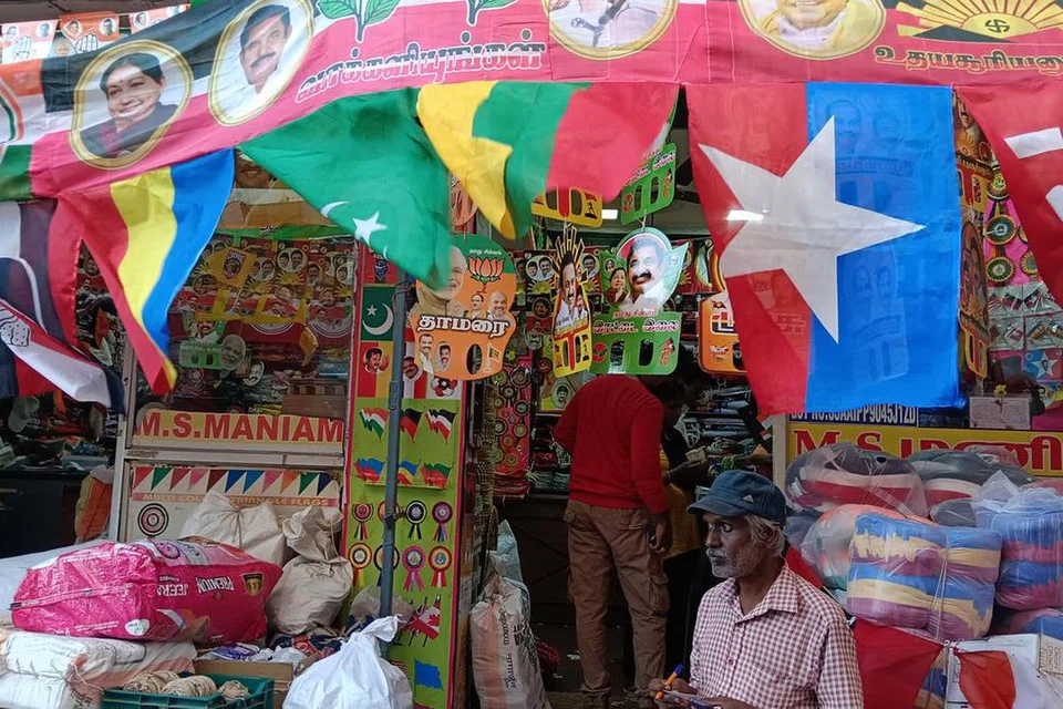 குறிப்பிட்ட சில கடைகளில் இப்பொருள்களை வாங்கினால்தான் தங்கள் கட்சி வெற்றி பெறும் என்ற நம்பிக்கையில் சில அரசியல் கட்சியினர் தொடர்ந்து ஒரே கடைக்கு மட்டுமே செல்வதாகக் கூறப்பட்டது.
