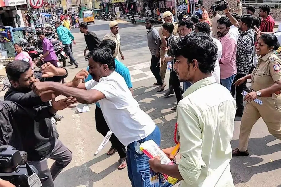 மோதலில் ஈடுபட்ட நாம் தமிழர் கட்சியினர், தந்தை பெரியார் திராவிடர் கழகத்தினர்.