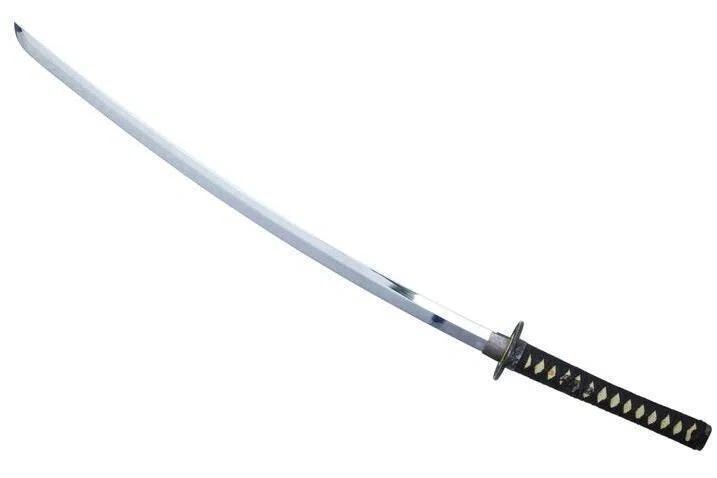 கூர்வாளைக்காட்டி தாயை மிரட்டியதோடு மின்சிகரெட் விற்றவருக்குச் சிறை