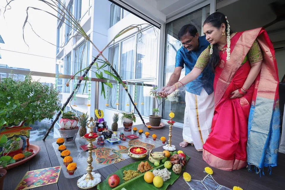 கணவருடன் பொங்கல் திருநாளைக் கொண்டாடிய  கல்யாணி கோபால்.