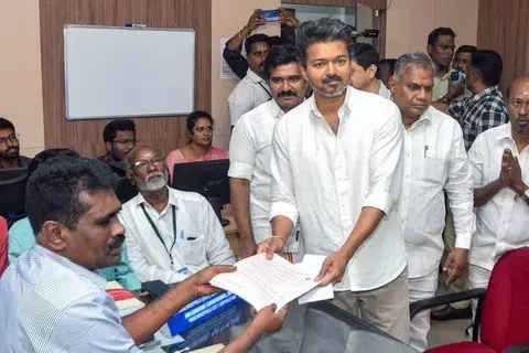 திருச்சிராப்பள்ளி கிழக்குத் தொகுதி வேட்பாளரும் தமிழக வெற்றிக் கழகத்தின் தலைவருமான  விஜய், தமிழகச் சட்டமன்றத் தேர்தலுக்காகத் தனது வேட்புமனுவைத் திருச்சிராப்பள்ளியில் தாக்கல் செய்கிறார்.