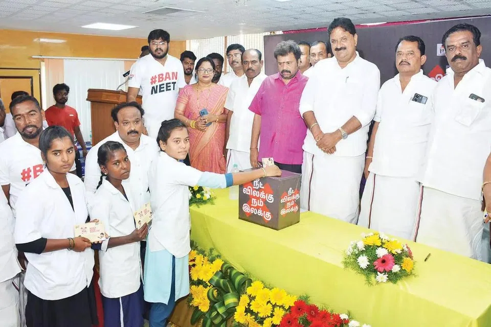 கையெழுத்திட்ட கல்லூரி மாணவிகளில் சிலர்.