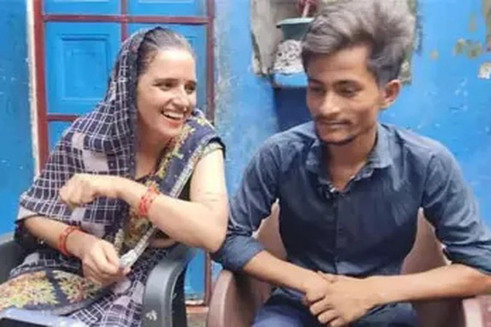 பாகிஸ்தானைச் சேர்ந்த சீமா ஹைதருடன் நொய்டாவைச் சேர்ந்த சச்சின் மீனா.