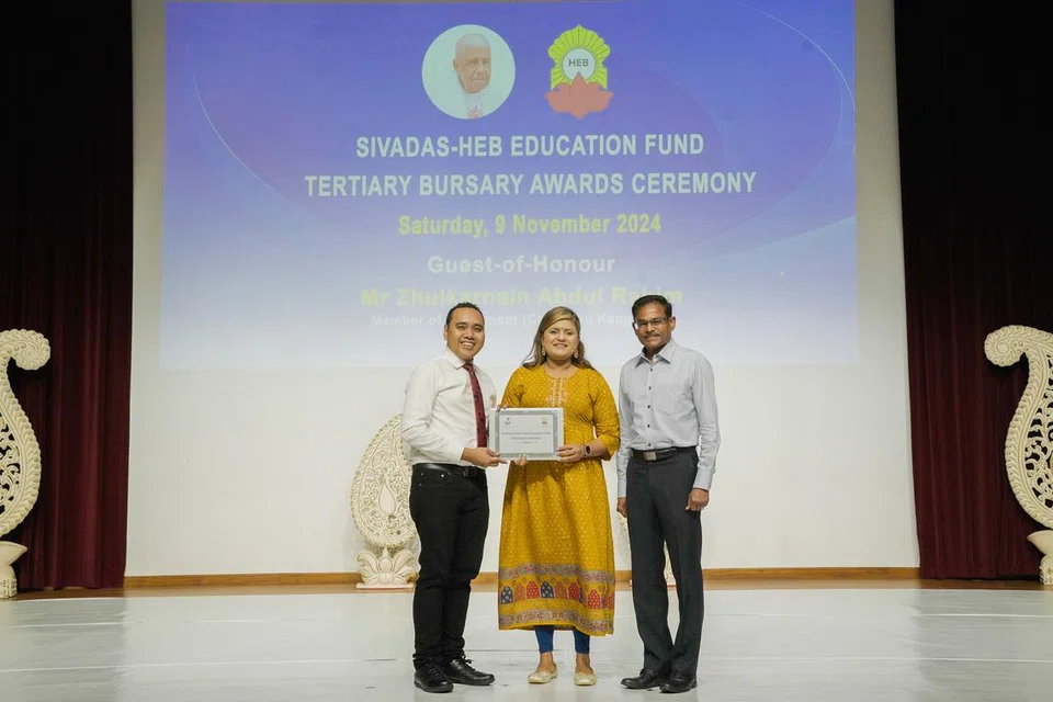 பயனாளிகளுள் ஒருவரான திருவாட்டி கோகிலா சுரேஷுக்கு $1,500 உதவித்தொகை வழங்கப்பட்டது. 