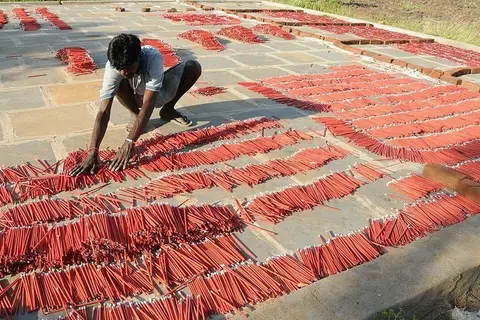 கடந்த மே முதல் ஆகஸ்ட் வரையிலான மாதங்களில் பெரும்பாலான பட்டாசு ஆலைகளில் உற்பத்தி பாதிக்கப்பட்டது.