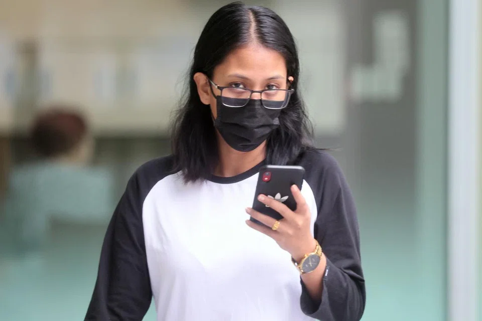 தன்னுடன் வேலை பார்க்கும் சக ஊழியர்கள் தனக்குப் பாலியல் வன்கொடுமை இழைத்ததாக 22 வயது சித்தி ஜுனாய்டா அஸஹார் பொய்யுரைத்தார்.