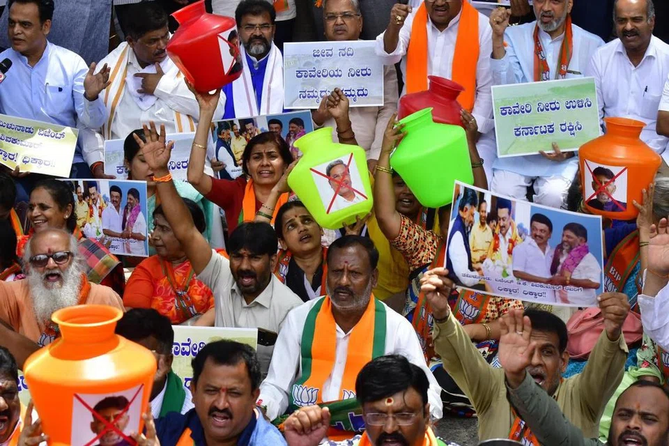 தமிழ் நாட்டிற்குக் காவிரி நீர் திறந்துவிடுவதைக் கண்டித்துப் போராட்டத்தில் ஈடுபட்டுள்ள பாரதிய ஜனதா கட்சியினர்.