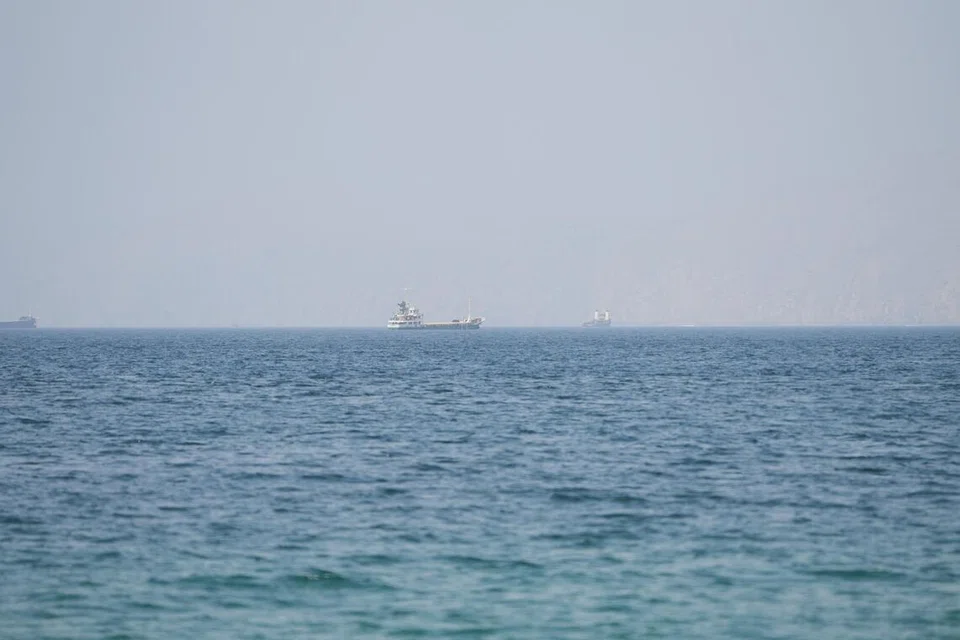 ஹோர்முஸ் நீரிணை.
