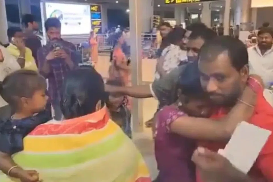 விடுதலையான இந்தியர் ஐவரும் பல்லாண்டுகளுக்குப் பிறகு தங்கள் குடும்பத்தினரைச் சந்தித்து, ஆனந்தக் கண்ணீர் உகுத்த காணொளி தற்போது சமூக ஊடகங்களில் பரவலாகி வருகிறது.