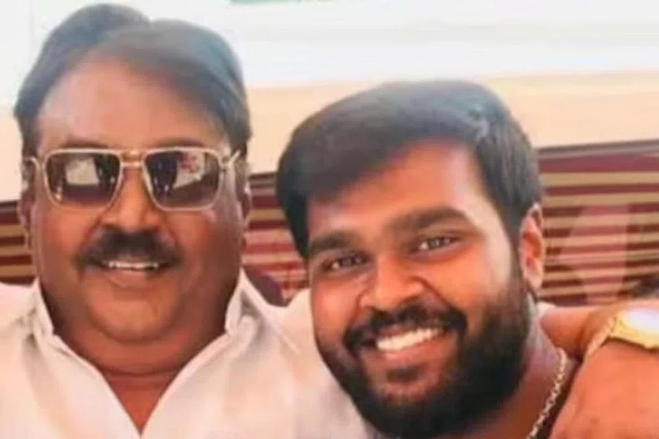 மகன் சண்முகபாண்டியனுடன் நடிகர் விஜயகாந்த்.
