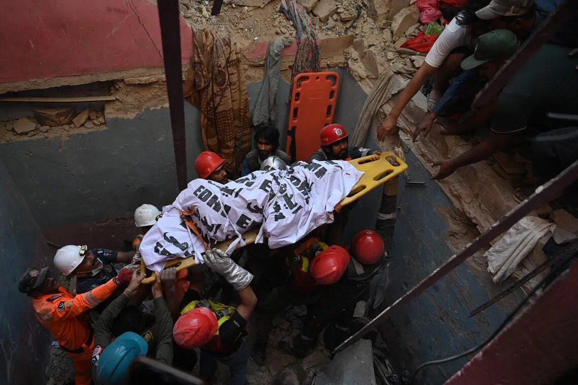 கராச்சி வெடிப்பில் இடிந்து விழுந்த கட்டடம்; குறைந்தது 16 பேர் உயிரிழப்பு