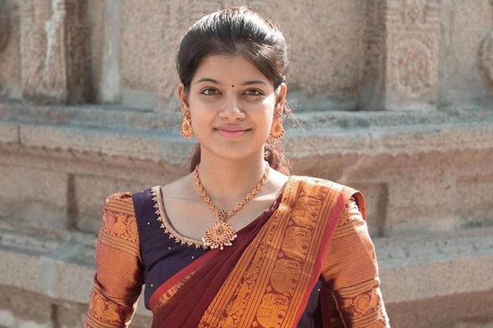 மோனிஷா.