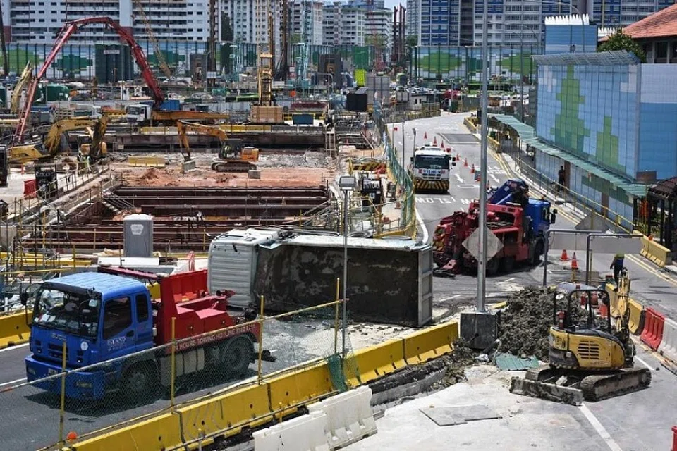 மேரிமவுண்ட் சாலையில் கனரக வாகனம் கவிழ்ந்ததில் 50 வயது ஓட்டுநர் ஒருவர் சுயநினைவுடன் மருத்துவமனைக்குக் கொண்டு செல்லப்பட்டார்.