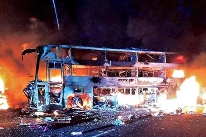 லாரி, பேருந்து மோதிய விபத்தில் மூவர் பலி; 36 பேர் உயிர்தப்பிய அதிசயம்