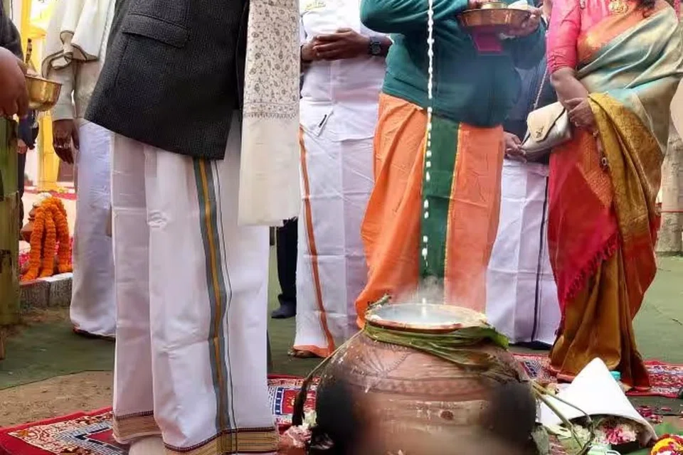 டெல்லியில் மத்திய இணையமைச்சர் எல்.முருகன் வீட்டில் பொங்கல் பண்டிகையைக் கொண்டாடிய பிரதமர் நரேந்திர மோடி, ‘இனிய பொங்கல் நல்வாழ்த்துகள்’ என தமிழில் வாழ்த்துகளைத் தெரிவித்தார். விழாவில் நடிகை மீனாவும் கலந்துகொண்டார்.