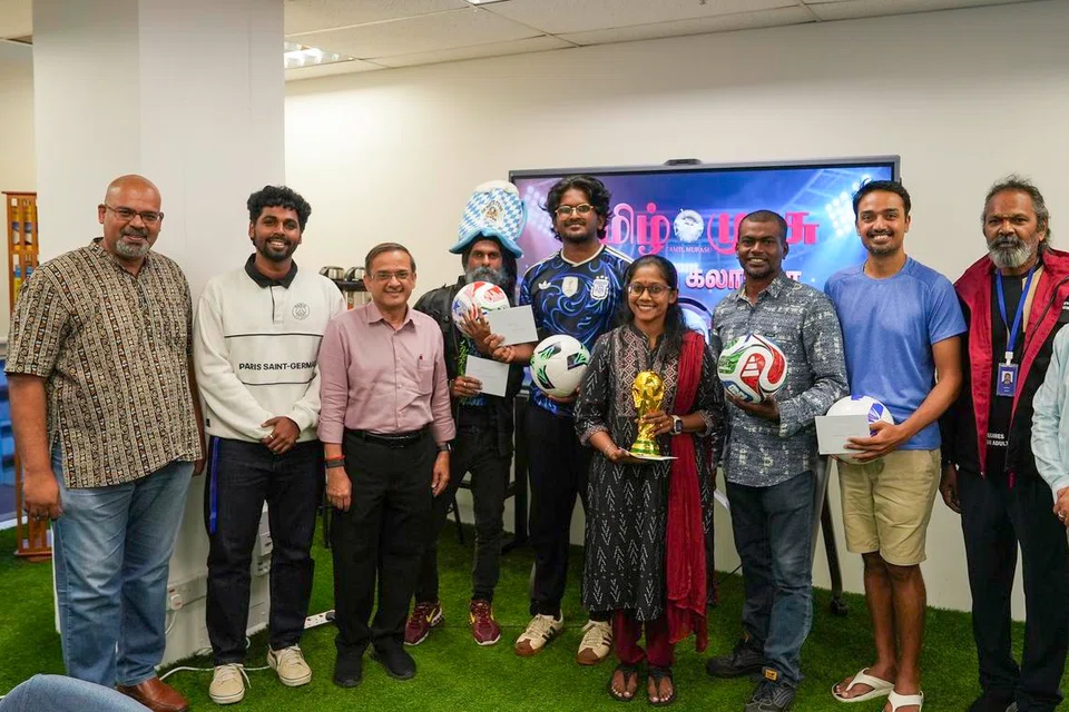 (இடமிருந்து) ‘காற்பந்து கலாட்டா’ வலையொளியைத் தொகுத்து வழங்கிய தமிழ் முரசின் நிர்வாக உதவி ஆசிரியர் நரேந்திரன் பிள்ளை, செய்தியாளர் யுகேஷ் கண்ணன், தமிழ் முரசு ஆ.சிரியர் த.ராஜசேகர், பரிசுகளை வென்ற ராஜமோகன் சந்தனத்தேவன், சுந்தரவடிவேல் பிரபவ், தாமரை முத்தையன், குருசாமி துரை, ஸ்ரீகாந்த மாரியப்பா, உதவி ஆசிரியர் கருணாநிதி ஜீவானந்தம், நிர்வாக உதவி ஆசிரியர் பிரசன்னா கிருஷ்ணன்.