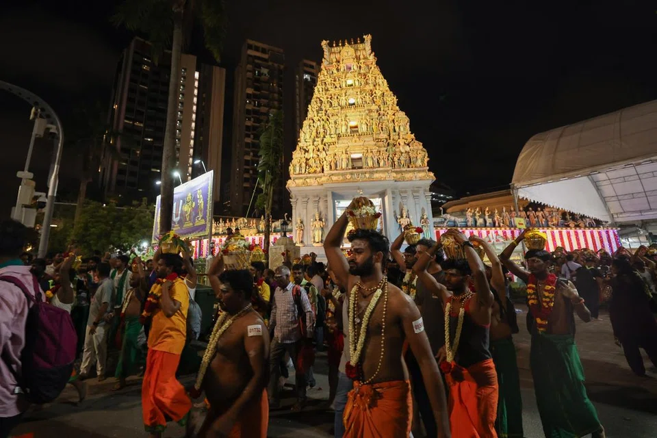 தைப்பூசத் திருவிழாவில் ஆயிரத்துக்கும் அதிகமானோர் தங்கள் நேர்த்திக்கடன்களை செலுத்த, பால்குடங்களை ஏந்தியவாறு அருள்மிகு தெண்டாயுதபாணி கோவிலை நோக்கிச் சென்றனர்.