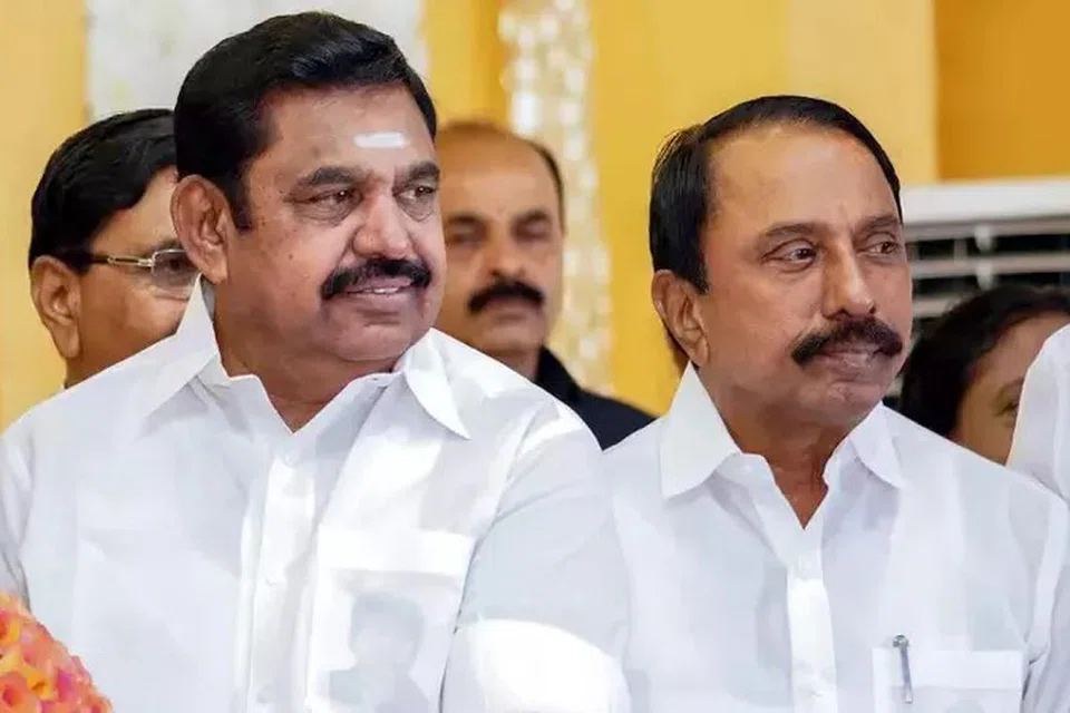 அதிமுக பொதுச் செயலாளர் எடப்பாடி பழனிசாமி, முன்னாள் அமைச்சர் செங்கோட்டையன் (வலது).