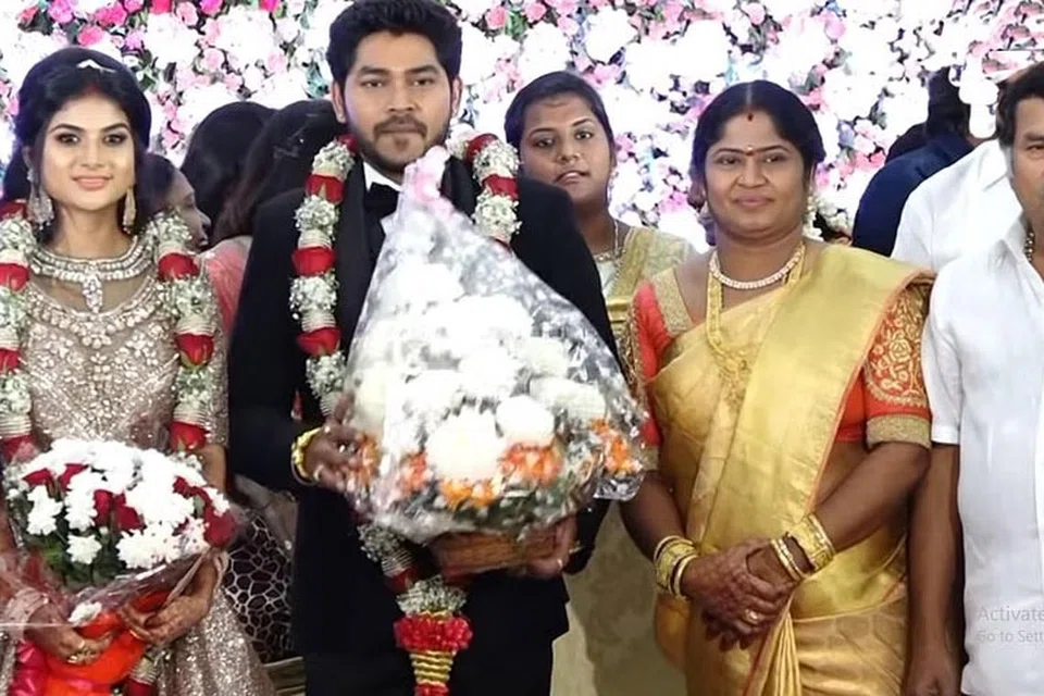 மகனின் திருமண நிகழ்ச்சியில் மயில்சாமி.