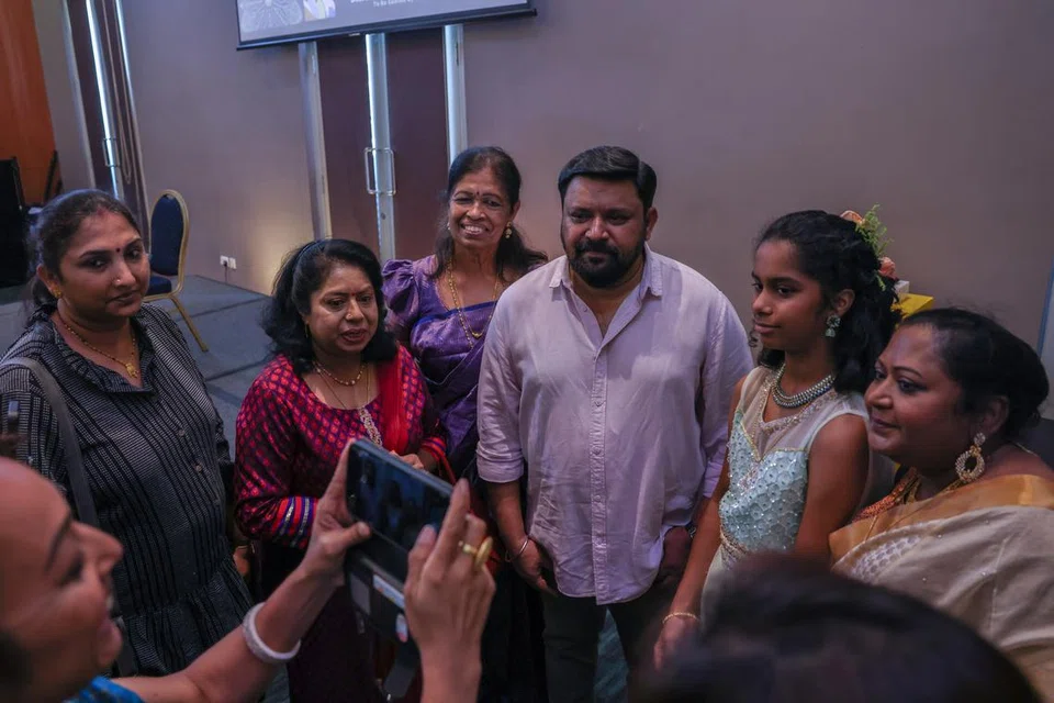 வருகையாளர்களுடன் புகைப்படம் எடுத்துக்கொள்ளும் திரு கோபிநாத்.