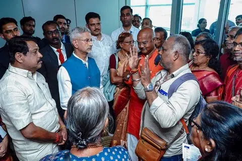 இந்திய வெளியுறவு அமைச்சர் எஸ். ஜெய்சங்கர், நேப்பாளப் பெருவெள்ளத்தில் சிக்கி, தாயகம் திரும்பிய 21 பேர் கொண்ட தமிழகக் குழுவினரை நேரில் சந்தித்தார்.