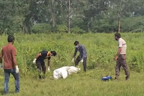 சடலத்தைக் கைப்பற்றிய தடயவியல் அதிகாரிகள்.