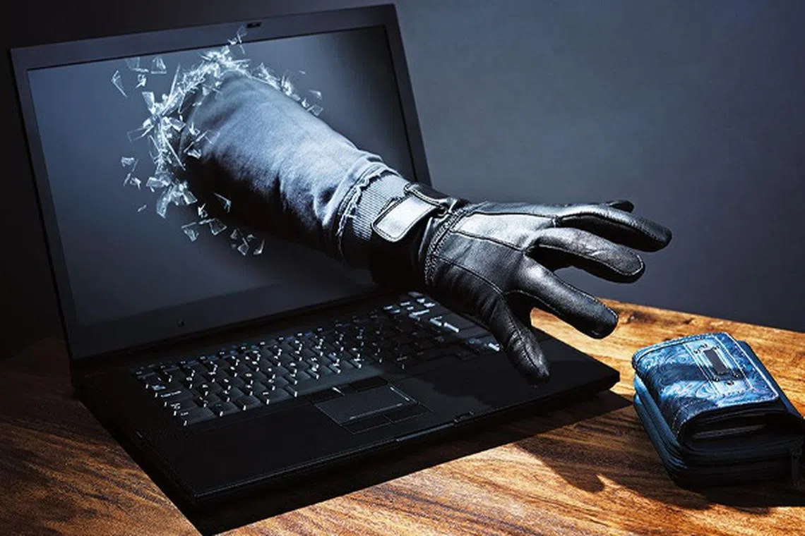 அதிபர் டிரம்ப் பெயரில் இணைய மோசடி: 150 பேர் புகார்