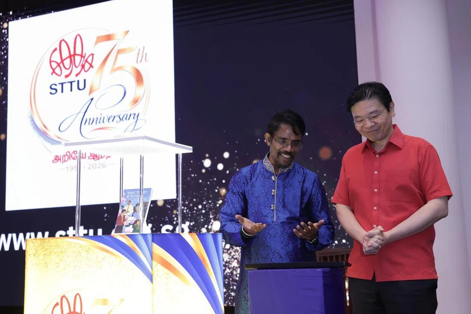 சிங்கப்பூர்த் தமிழாசிரியர் சங்கத்தின் 75ஆம் ஆண்டு நிறைவு விழாவில் பிரதமர் லாரன்ஸ் வோங் சிறப்பு விருந்தினராகக் கலந்துகொண்டார். அவருடன் இணைந்து சங்கத்தின் தலைவர் தனபால் குமார் சிறப்பு நூலை வெளியிட்டார்.