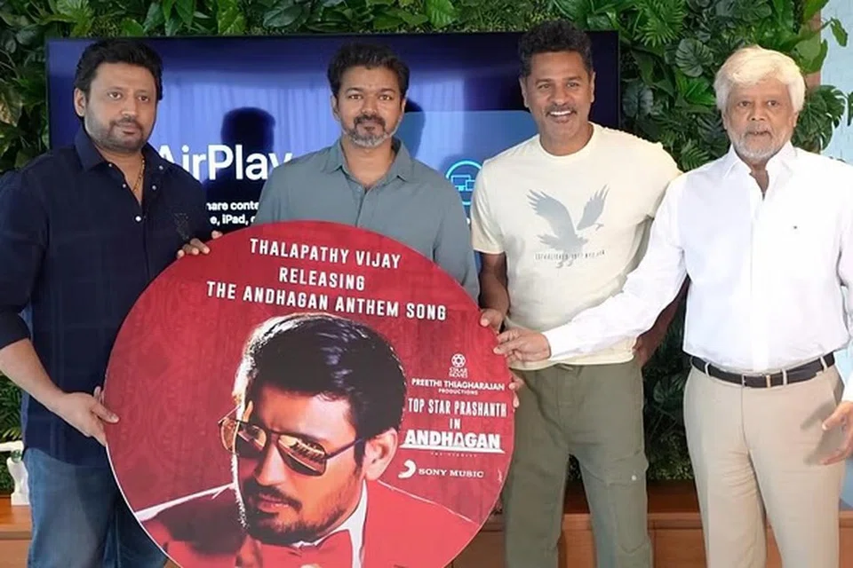 பாடலை வெளியிட்ட விஜய். 