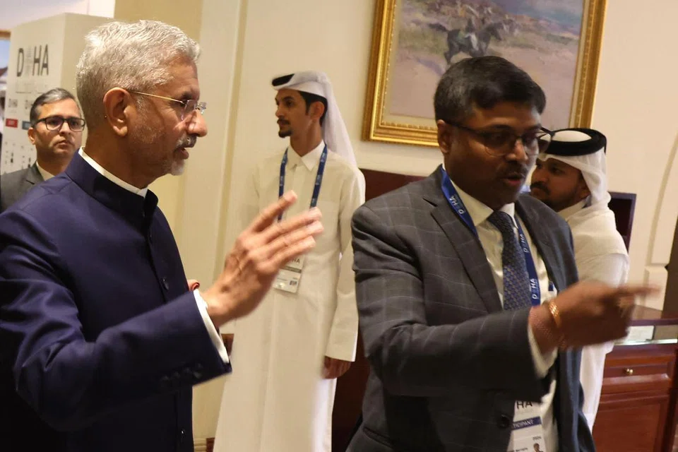 கத்தார் தலைநகர் டொஹாவில் நடைபெற்ற மாநாடு ஒன்றில் கலந்துகொண்டபோது இந்திய வெளியுறவு அமைச்சர் எஸ் ஜெய்சங்கர் (இடது) பேசினார்.