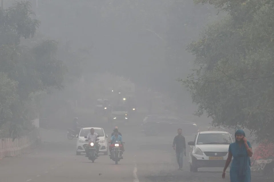புதுடெல்லி புகைமூட்டத்தில் மூழ்கியிருப்பதைக் காட்டும் காணொளிகளை இந்திய செய்தி நிறுவனங்கள் பகிர்ந்தன. நகரெங்கும் உள்ள பல முக்கிய சாலைகளில் பார்க்கக்கூடிய நிலை வெகுவாகப் பாதிக்கப்பட்டுள்ளது.
