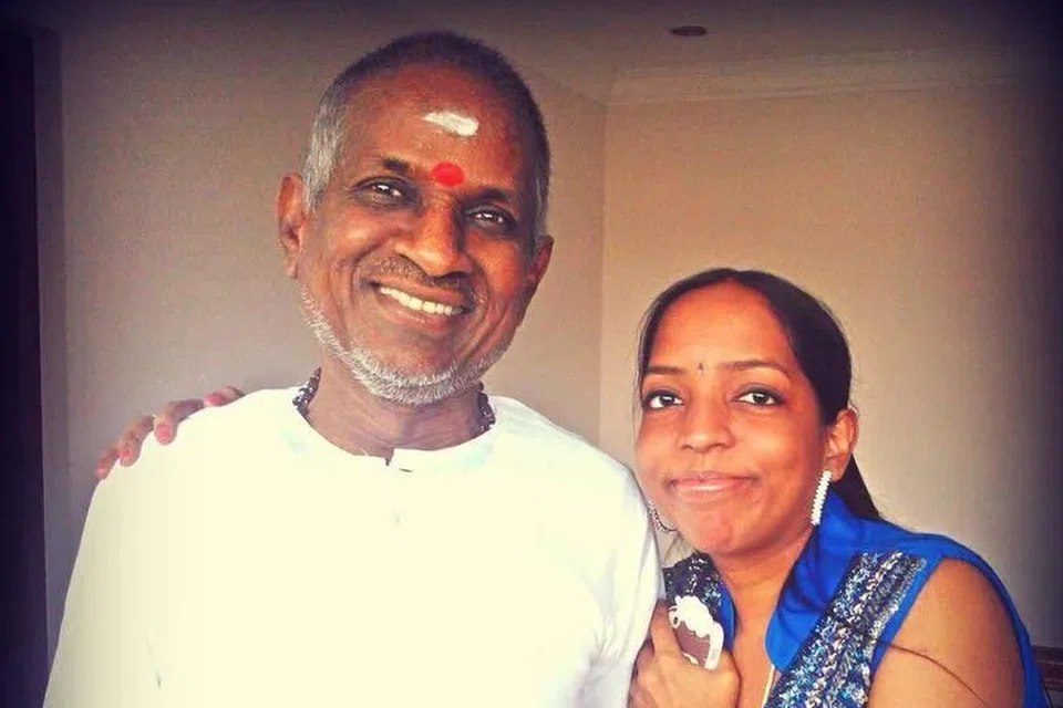 தந்தை இளையராஜாவுடன் பவதாரிணி. 