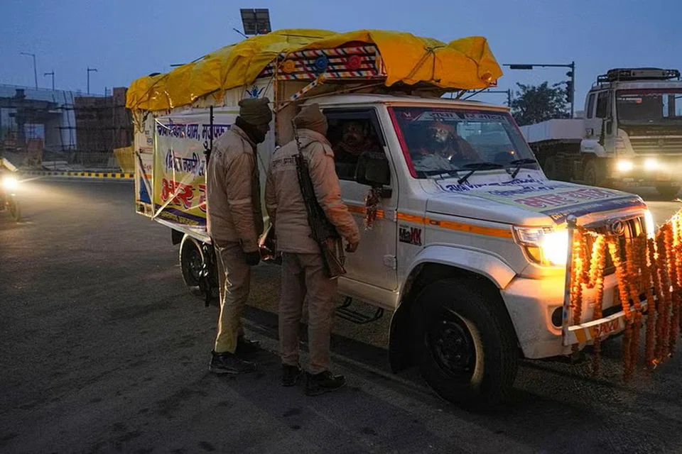வாகனச் சோதனையில் உத்தரப் பிரதேச மாநிலக் காவல்துறையினர்.