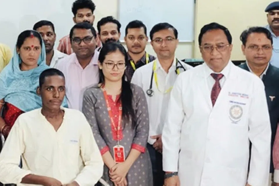 இதயம் நின்றுபோன ஒருவரை இரண்டு மணி நேரப் போராட்டத்திற்குப் பிறகு உயிர்பிழைக்க வைத்த ஒடிசா எய்ம்ஸ் மருத்துவமனையைச் சேர்ந்த மருத்துவர்களுக்குப் பாராட்டுகள் குவிகின்றன.