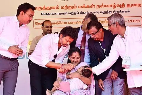 சென்னையில் ஏற்பாடு செய்யப்பட்டிருந்த முகாமில் முதல்​வர் விஜய் சில குழந்தைகளுக்குத் தன் கையால் சொட்டு மருந்து கொடுத்து முகாமை தொடங்கி வைத்தார். அப்போது குழந்தைகளுக்கு அவர் பொம்மைகளைப் பரிசளித்தார்.
