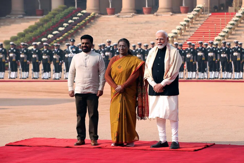 இலங்கை அதிபர் அனுர குமார திசாநாயக்கவுக்கு (இடது) புதுடெல்லி அதிபர் மாளிகையில் திங்கட்கிழமை (டிசம்பர் 16) அளிக்கப்பட்ட அதிகாரத்துவ வரவேற்புச் சடங்கில் இந்திய அதிபர் திரௌபதி முர்முவும் பிரதமர் மோடியும் பங்கேற்றனர். 