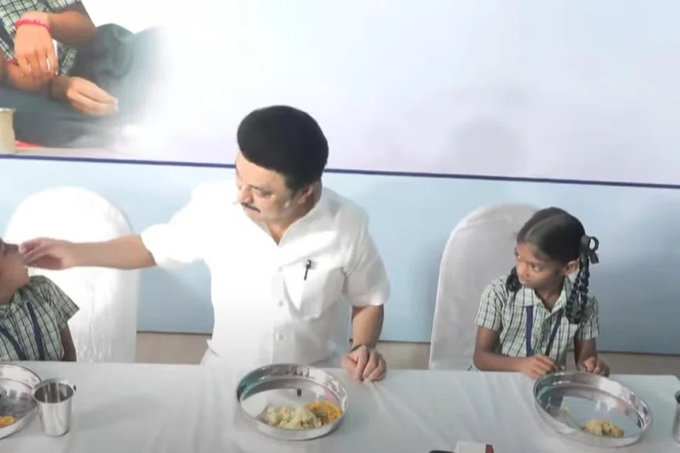 குழந்தைகளுக்கு உணவு பரிமாறியதுடன் அவர்களுக்கு உணவு ஊட்டியும் முதல்வர் ஸ்டாலின் மகிழ்ந்தார். 