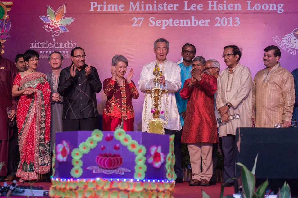 2013ஆம் ஆண்டு லிட்டில் இந்தியாவில் கோலாகலமாக நடந்த தீபாவளி ஒளியூட்டு விழாவில் தம் துணைவியாருடன் கலந்துகொண்ட பிரதமர் லீ சியன் லூங் குத்துவிளக்கேற்றி, ஒளியூட்டைத் தொடங்கி வைத்தார்.